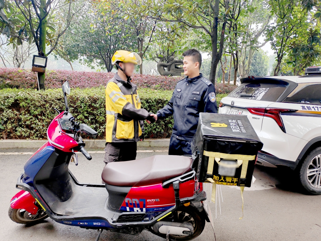 快递小哥领取失窃的摩托车。警方供图