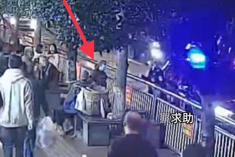 卖韭菜的八旬独居老人迷路之后：市民买光韭菜警方送他回家，儿女却拒绝来接人1