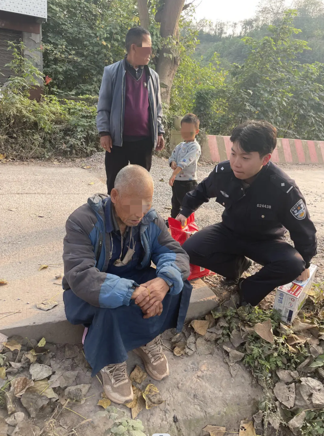卖韭菜的八旬独居老人迷路之后：市民买光韭菜警方送他回家，儿女却拒绝来接人2