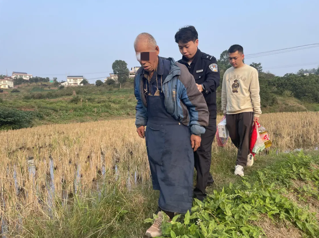 卖韭菜的八旬独居老人迷路之后：市民买光韭菜警方送他回家，儿女却拒绝来接人3
