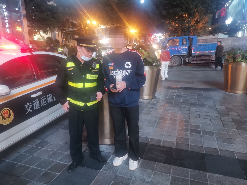 外地游客从执法队员处拿回失而复得的手机。重庆交通执法部门供图