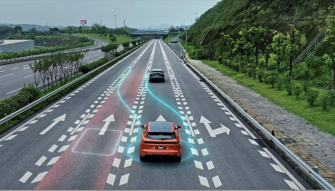 深蓝汽车S7i高速可自动变道。 深蓝汽车供图 华龙网发