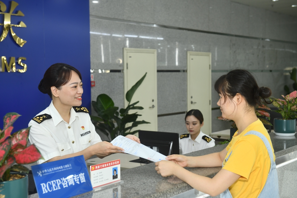 重庆海关所属两路寸滩海关为企业签发原产地证书。重庆海关供图