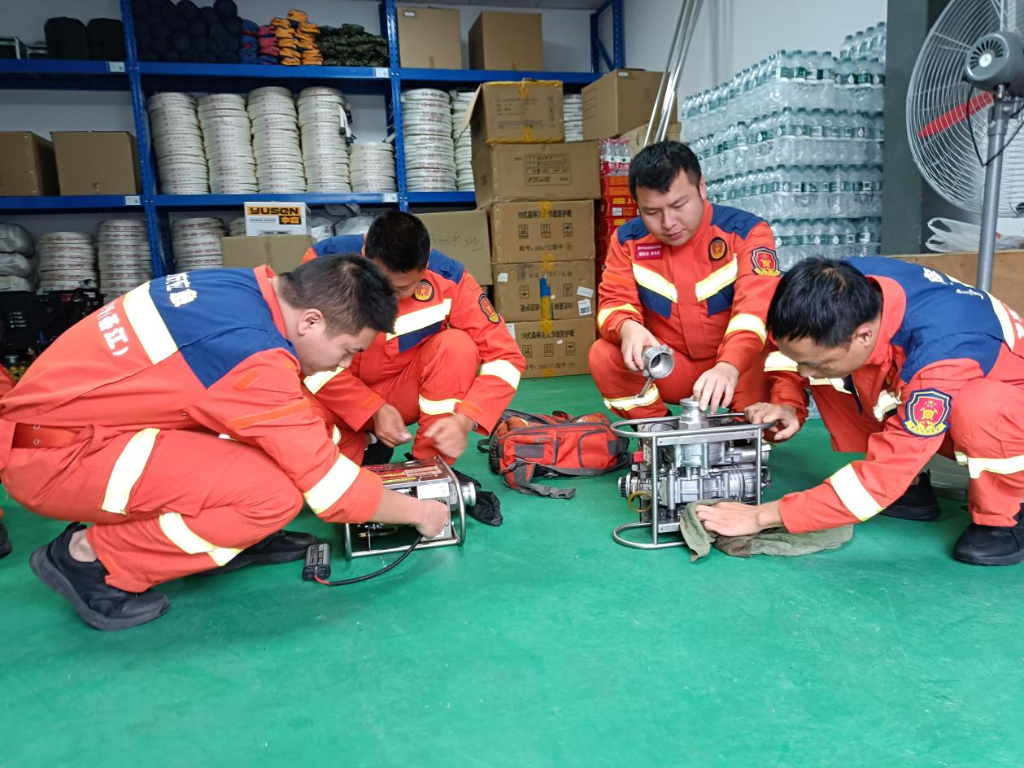 应急救援人员对装备进行检查。綦江区应急管理局供图 华龙网发