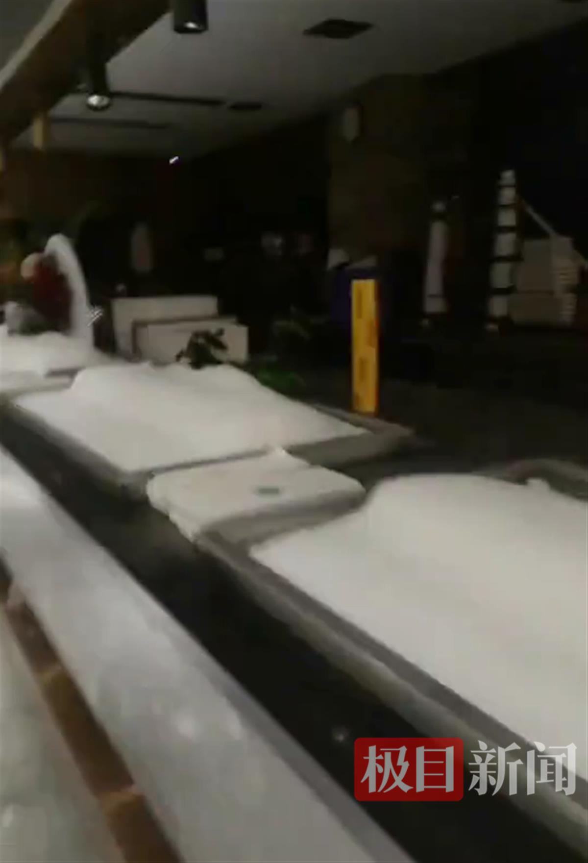 长沙一餐厅停业，曾被称为“海鲜自助天花板”，会员：中午还保证不倒闭，晚上就关门了1