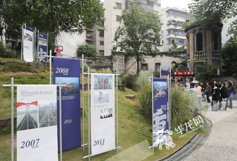 More than 100 photographs exhibited in the People of Chongqing, the City of Chongqing, and the Spirit of Chongqing present us with the image of a lively city.