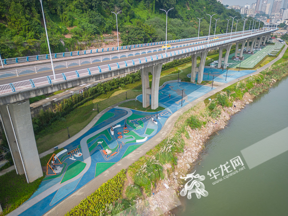 The transformed public space under Huangshaxi Bridge in Yuzhong District.