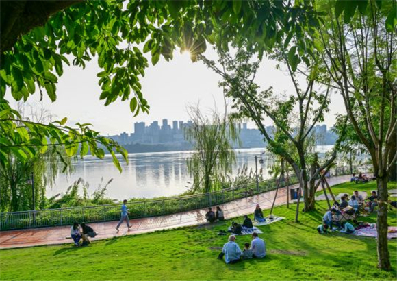 南岸区大鱼海棠公园成为市民休闲游览的打卡地。记者 郭旭 摄