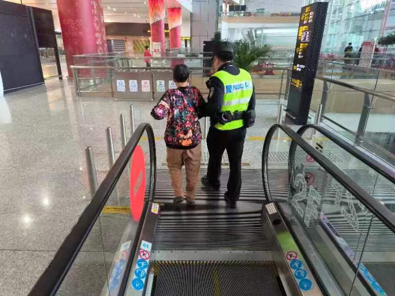 民警护送老人回家路。重庆市公安局机场分局供图 华龙网