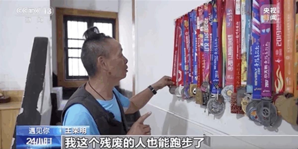 从重病后的不能行走到跑了41个马拉松，这位64岁的大爷火了5