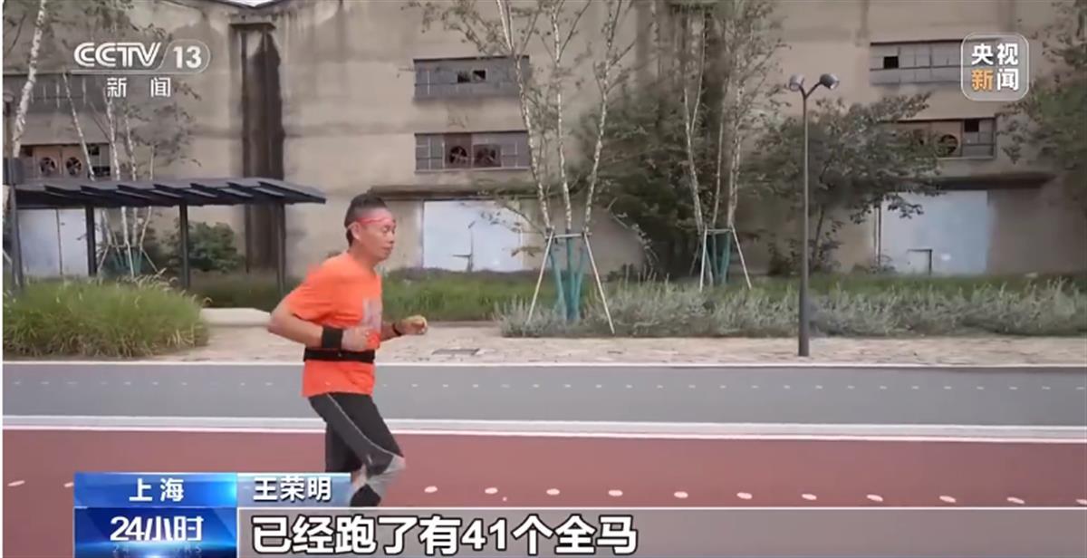 从重病后的不能行走到跑了41个马拉松，这位64岁的大爷火了6