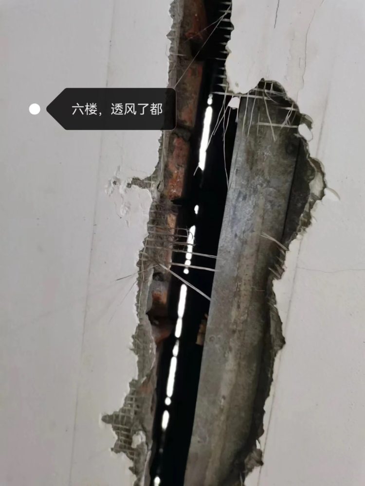 黑龙江中医药大学学生公寓三至六楼墙体开裂，校方称系伸缩缝，已转移学生1