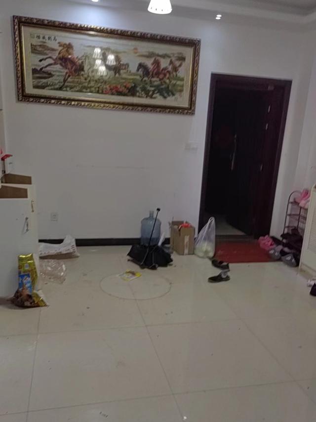 "1万元的真皮沙发,3000元的大理石餐桌,电视机,洗衣机和风扇等等,所有