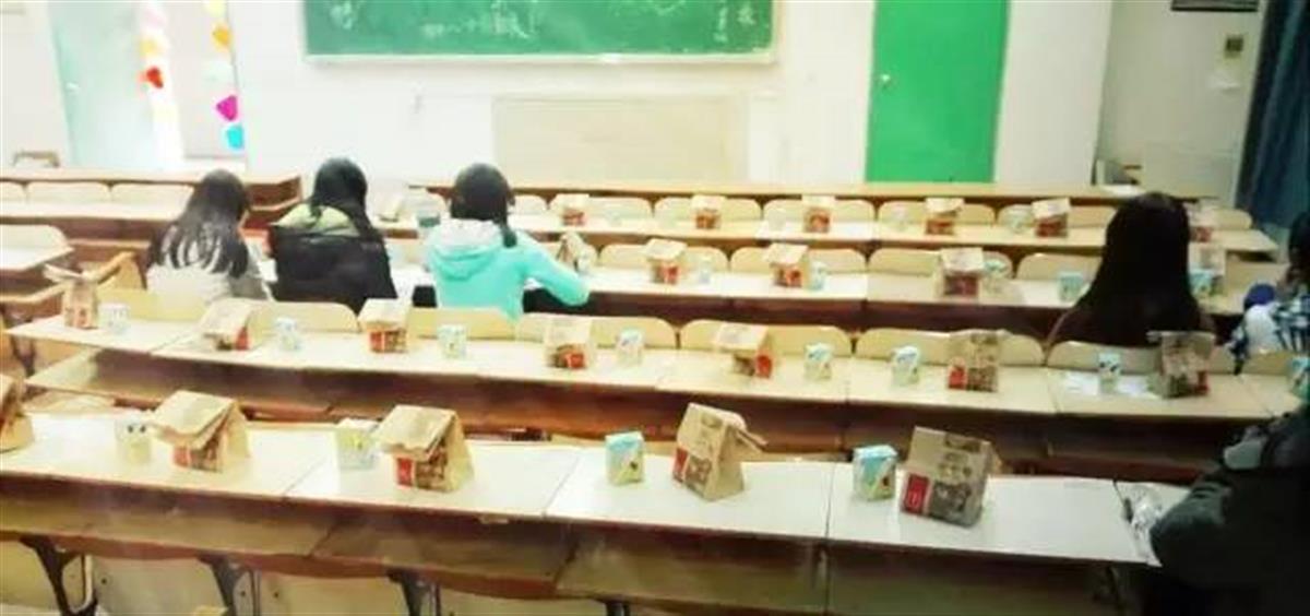 高校办“女生节”，5个男生轮流给1个女生带早饭？校方回应：是自愿参加2