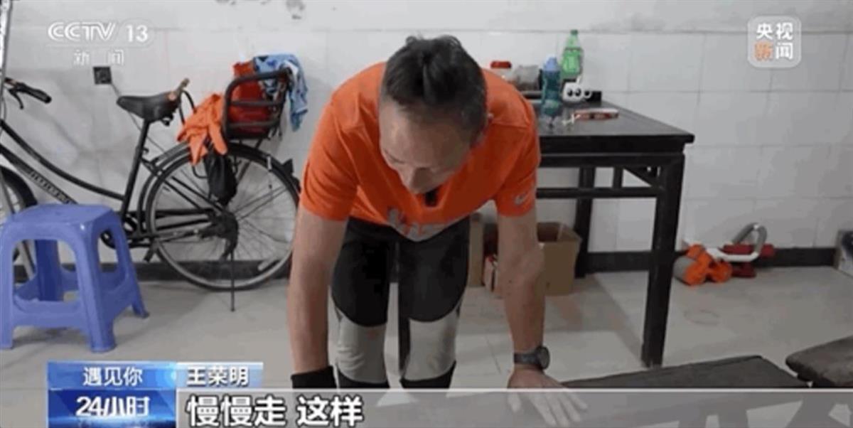 从重病后的不能行走到跑了41个马拉松，这位64岁的大爷火了3