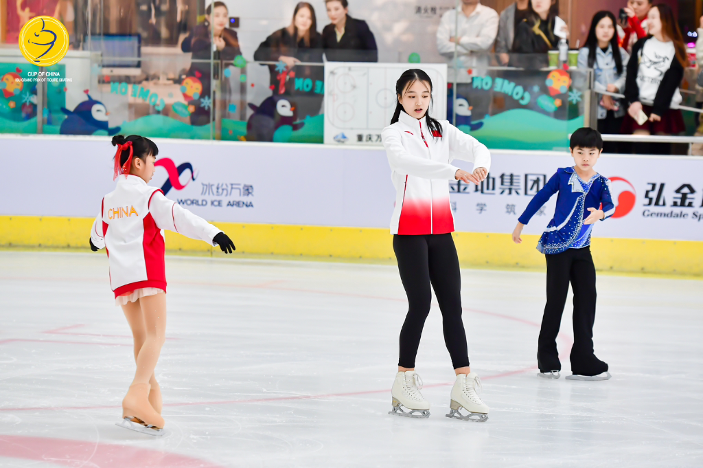 Zhu Yi guided the movements of the underage player. (Photo provided by the Sponsor)