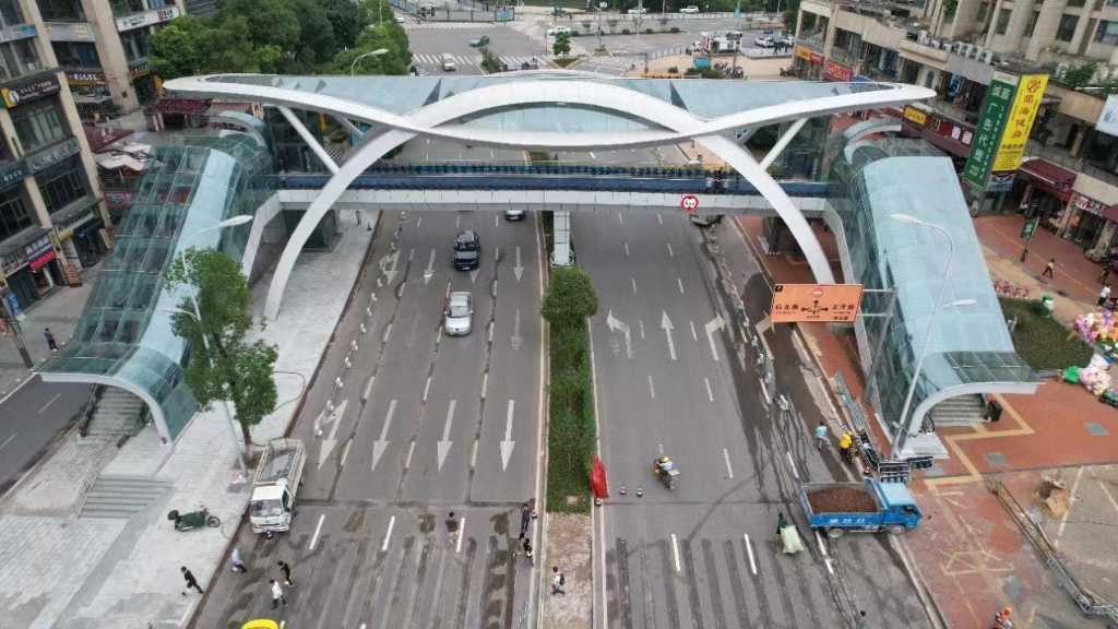 Newly built Wanda CIFI Pedestrian Overpass at CRT Xuetangwan Station. (Photo provided by Chongqing Municipal Housing and Urban-Rural Construction Committee)