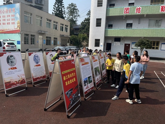 三角小学送展进校园