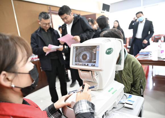 图二  职工参加眼部体检活动。江北新城公司供图 华龙网发