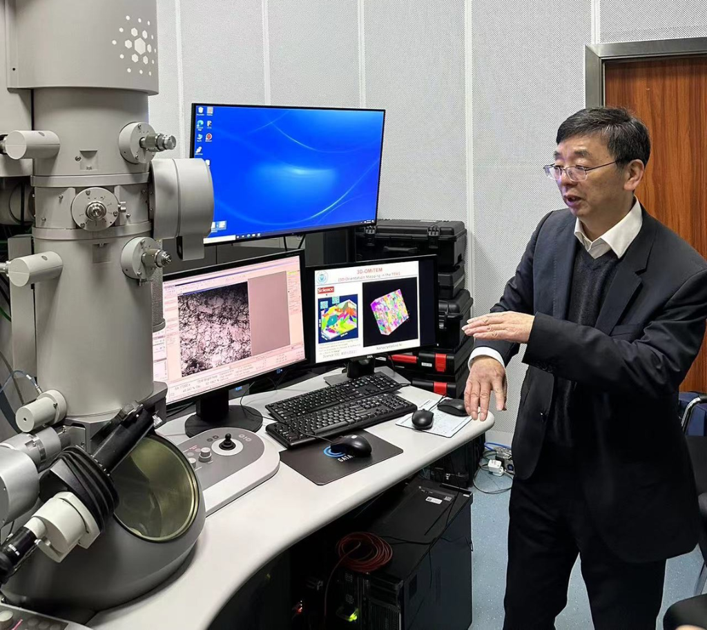 重庆大学材料科学与工程学院教授黄晓旭向记者介绍“三维透射电镜技术”。受访单位供图