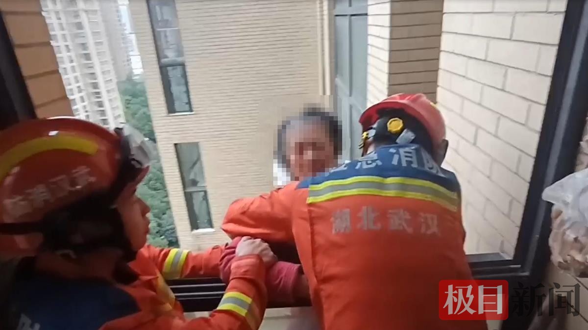 66岁老人忘带钥匙竟从14楼翻窗回家 被困窗台外悬空2个多小时6