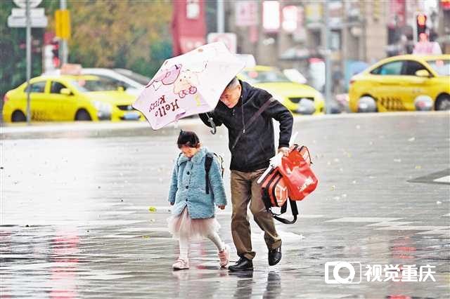 降雨降温！市民冬装出行