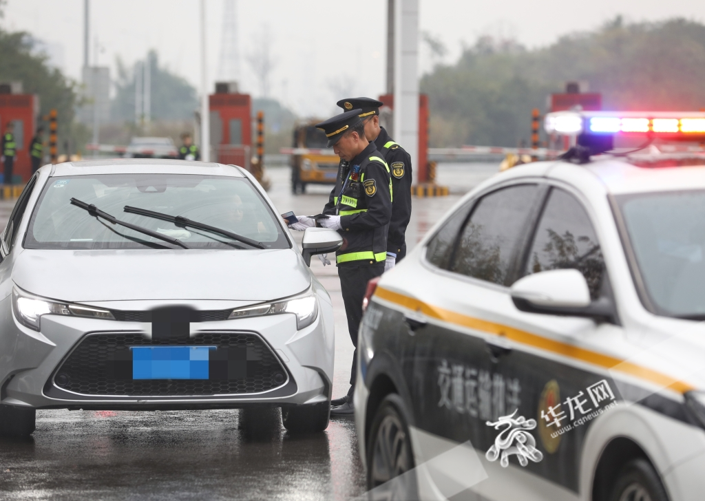 02，G85两江收费站出口，交通执法队员对下道车辆进行例行检查。华龙网记者 张质 摄