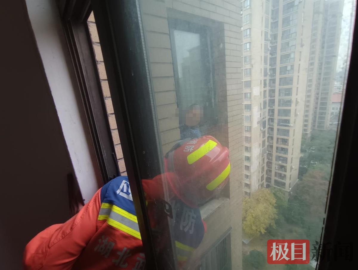 66岁老人忘带钥匙竟从14楼翻窗回家 被困窗台外悬空2个多小时3