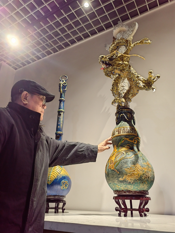 杨长江与他的葫芦烙画作品。受访者供图 华龙网发