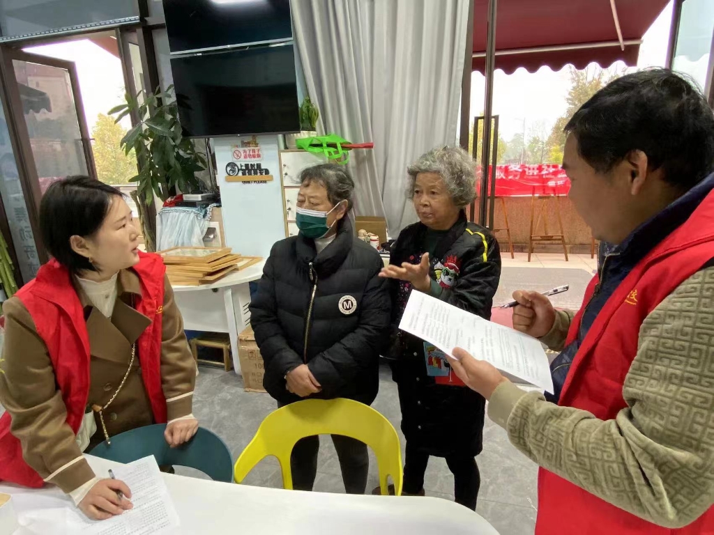 公交志愿者收集居民的出行建议。受访者供图