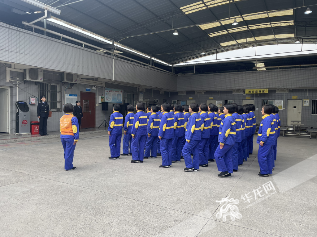 戒毒人员正在整队集合。
