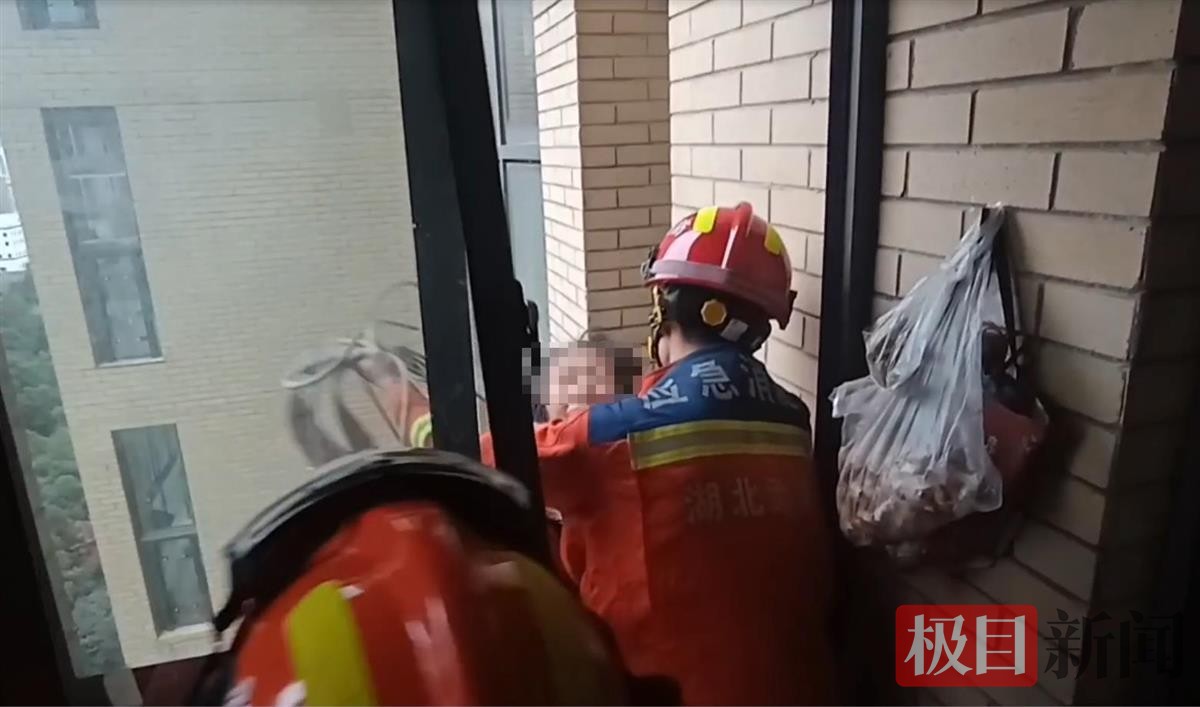 66岁老人忘带钥匙竟从14楼翻窗回家 被困窗台外悬空2个多小时5