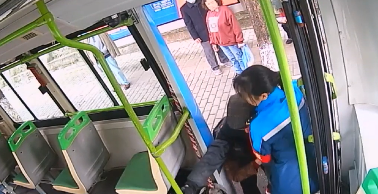 公交司机徐月云搀扶乘客上车。视频截图