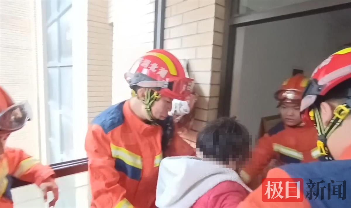 66岁老人忘带钥匙竟从14楼翻窗回家 被困窗台外悬空2个多小时8