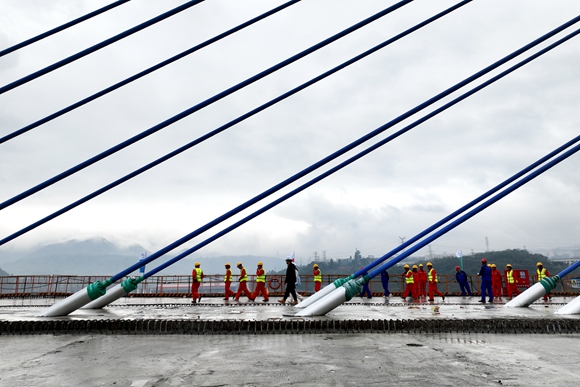重庆市北碚区渝武高速复线草街嘉陵江特大桥建设工地，工人们正在大桥上进行施工。特约通讯员 秦廷富 摄