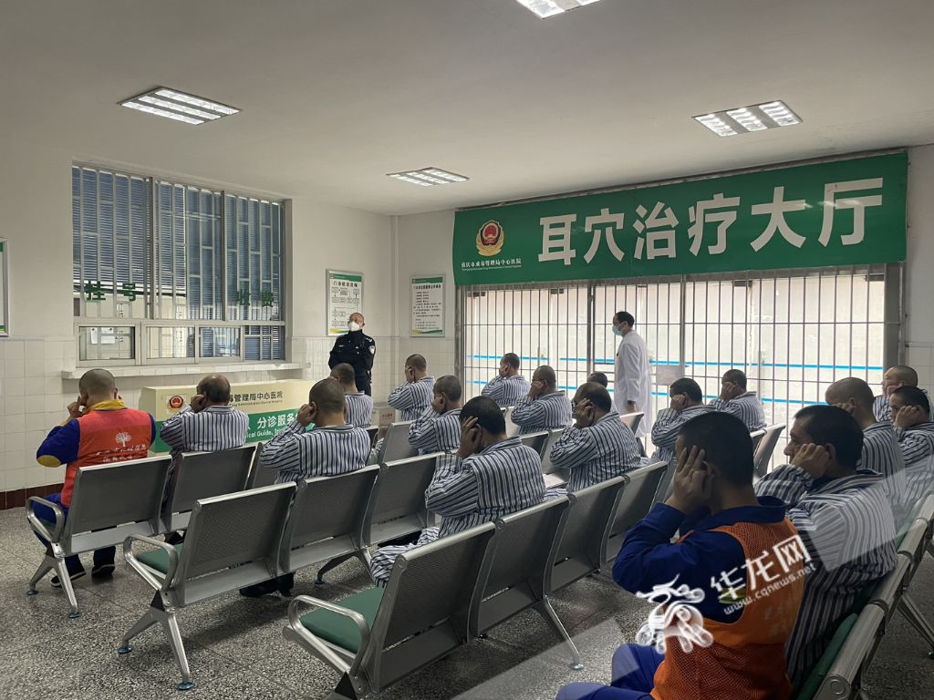 戒毒人员在医生指导下进行耳穴疗法。
