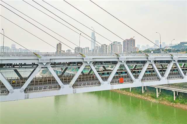 CRT Line 5 runs on the Hongyancun Great Bridge over the Jialing River in trial operation. (Photographed by Li Yukun / Chongqing Daily News Group)