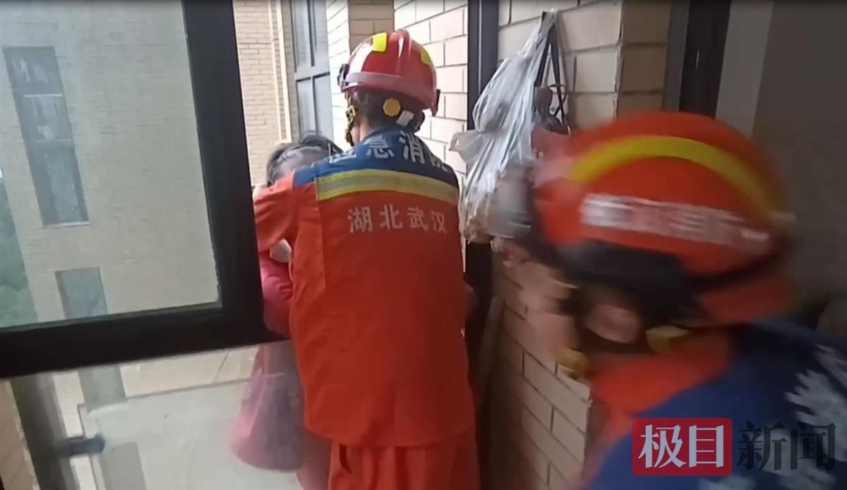 66岁老人忘带钥匙竟从14楼翻窗回家 被困窗台外悬空2个多小时4