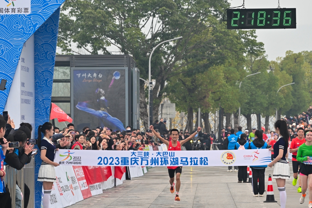 王涛以2小时18分36秒的成绩斩获马拉松男子组冠军。史宗历 摄