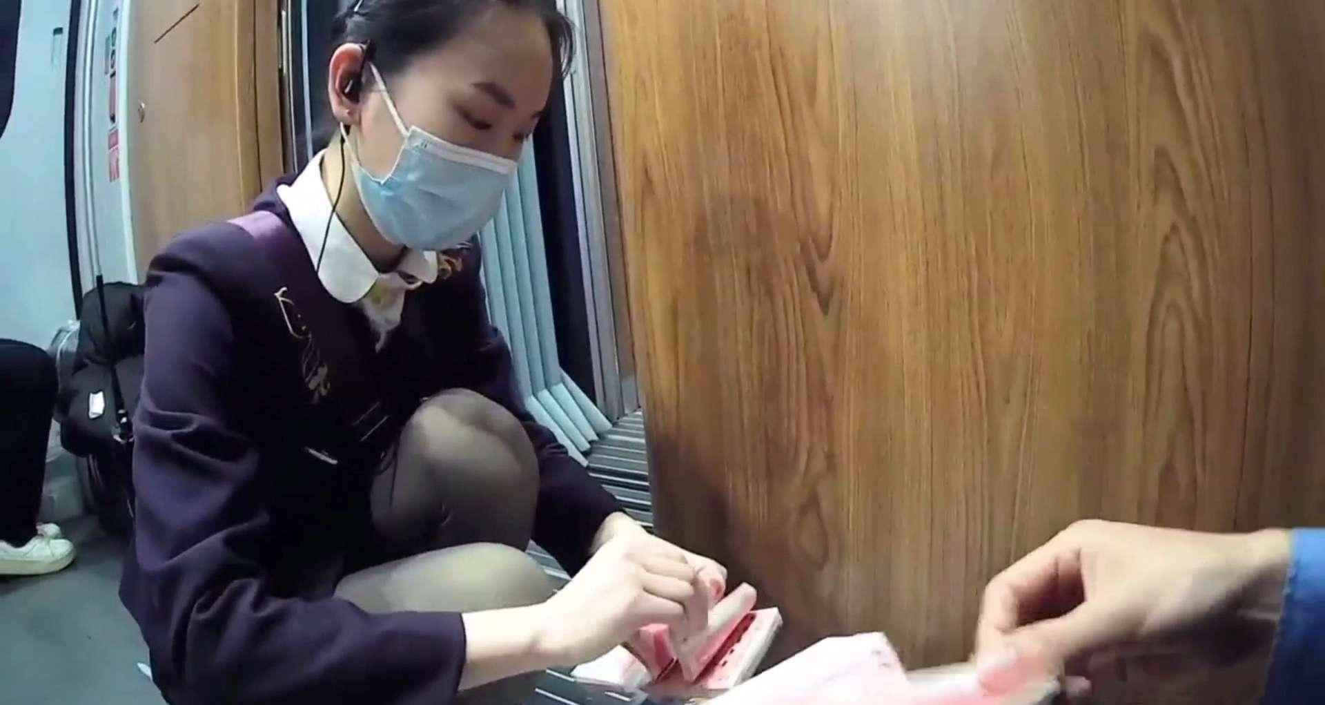 男子将装有14万现金的行李箱忘高铁上!工作人员帮其找回