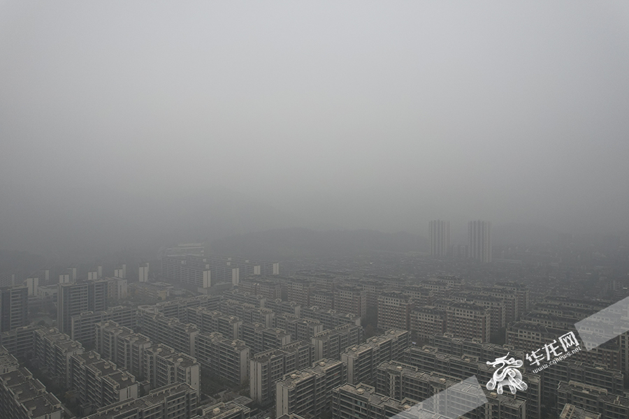 中心城区部分地区雾气较大。华龙网首席记者 李文科 摄