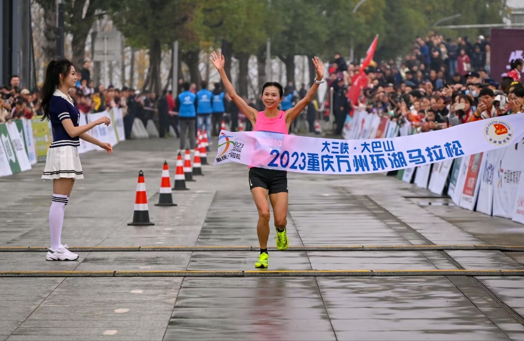 来自贵州的丁常琴，以1小时13分22秒的成绩摘得半程马拉松女子组冠军。 付作侨 摄