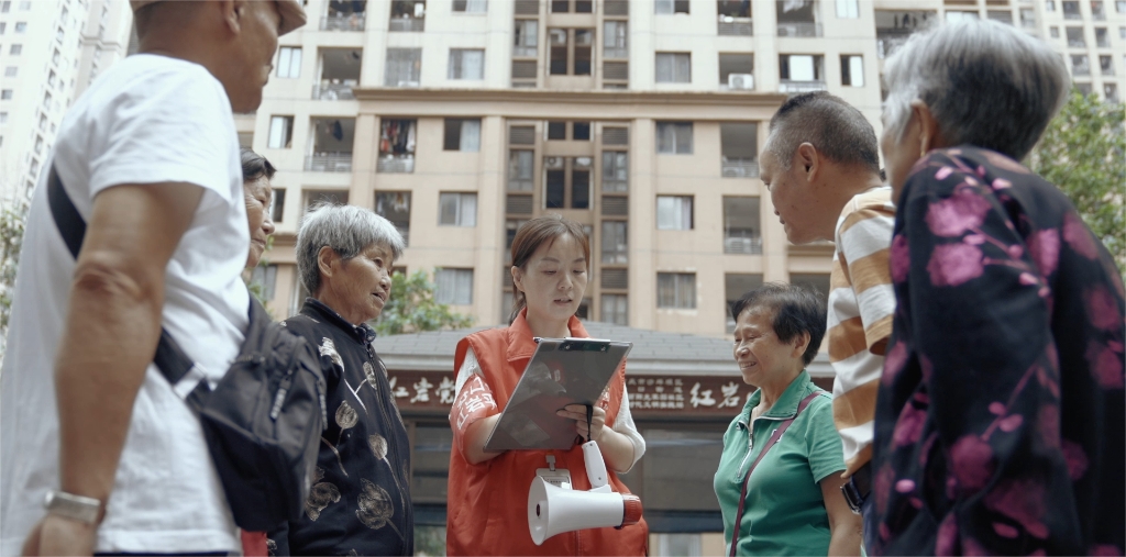 美丽阳光家园公租房网格员廖智贤(中)记录居民需求。受访者供图