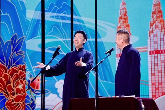 宋好（左）、王海波表演相声《重庆，要得！》