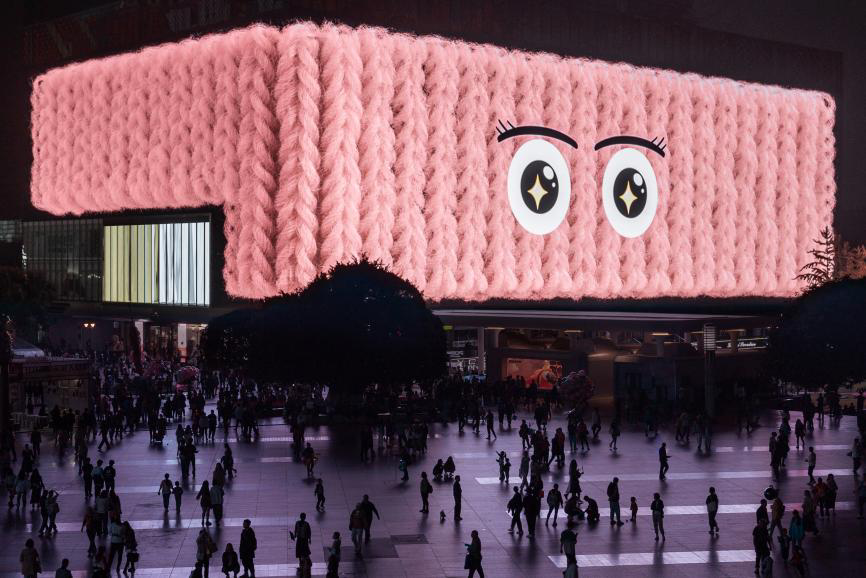 The Naked-eye 3D short film "Dressing the Giant Screen in a Sweater" was being showcased on Guanyinqiao. (Photo provided by the giant screen operator)