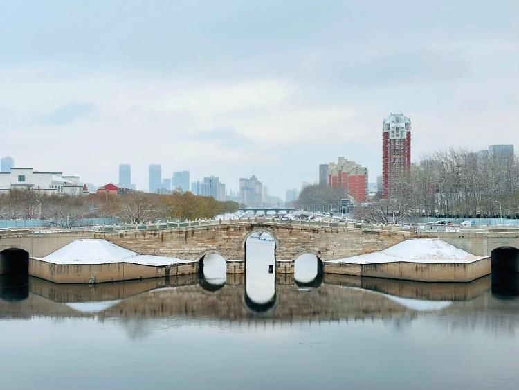实拍北京今冬首场降雪 高速、高铁、航班、公交均受影响13