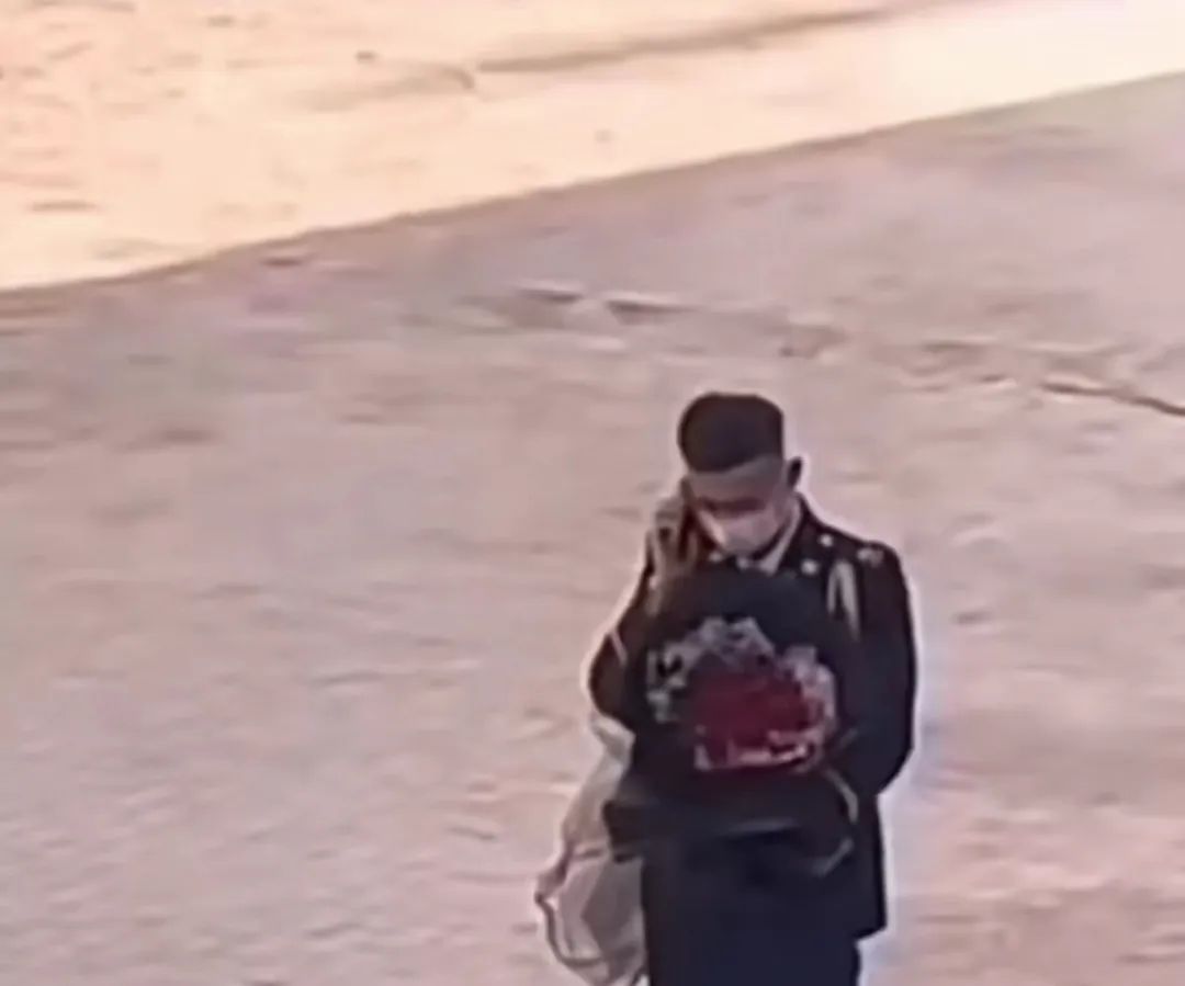 纯爱战士？男子穿消防制服进高校表白，官方称查无此人2