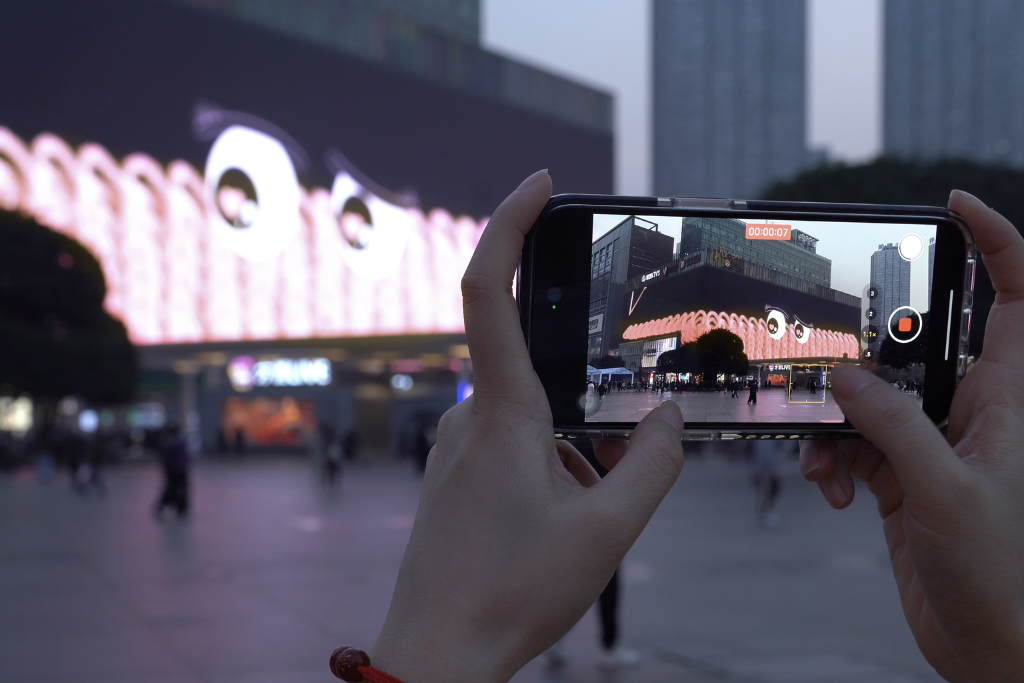 Citizens stopped one after another to take photos. (Photo provided by the giant screen operator)