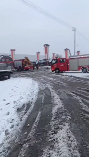 网传河南禹州一加油站顶棚被大雪压垮 官方回应：确有此事，具体情况等待通报2