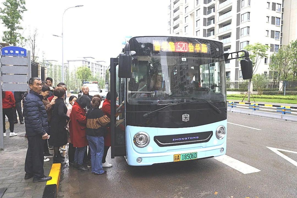 居民正在乘坐1620线路公交车。礼嘉街道供图 华龙网发